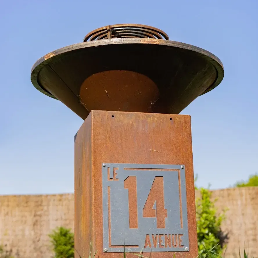 Espace extérieur avec barbecue, brasero et terrain de pétanque