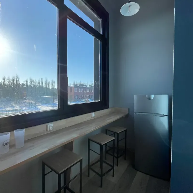 Cuisine et salle de restauration au coworking du 14 Avenue