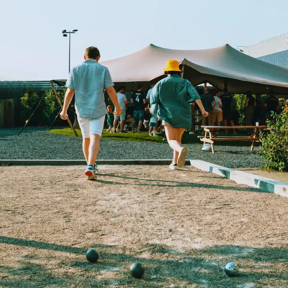 Animation de la Coloc du 14 autour du terrain de pétanque à disposition du Coworking 